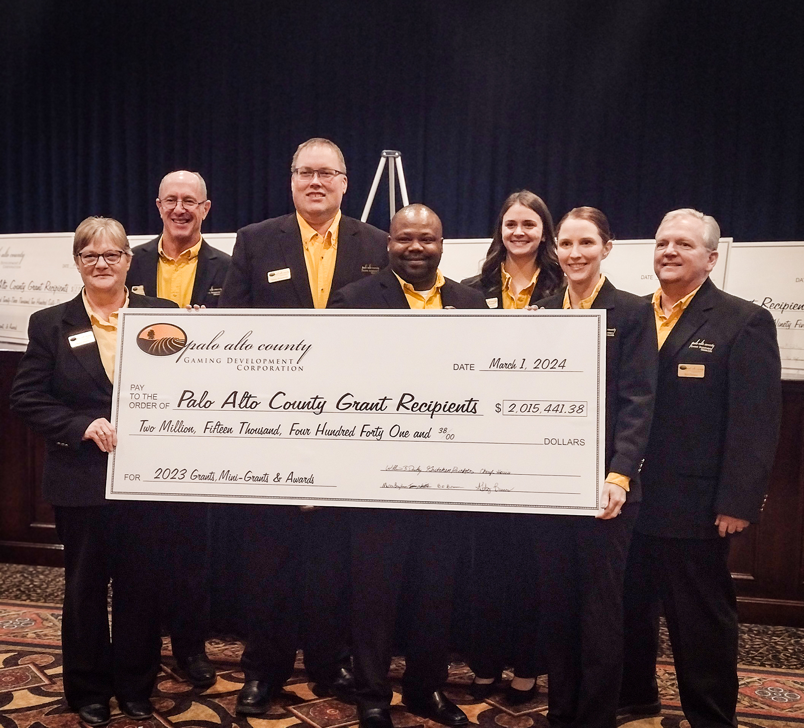 Cheryl Harris, Brian Bormann, Marty Bergstrom, Terry Williams, Gretchen Reichter, Abby Burns, and Bill Dickey pose with the 2023 Palo Alto County Gaming Development Corporation Annual Awards Ceremony Grant check.